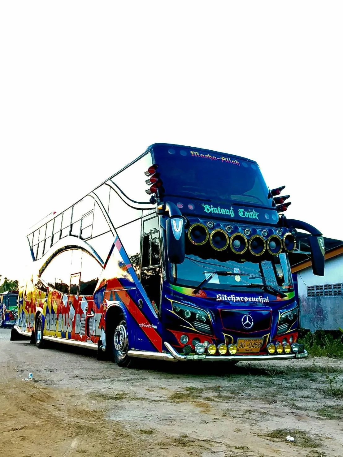 รถทัวร์สีน้ำเงินมุมด้านหน้าช่วงกลางวัน