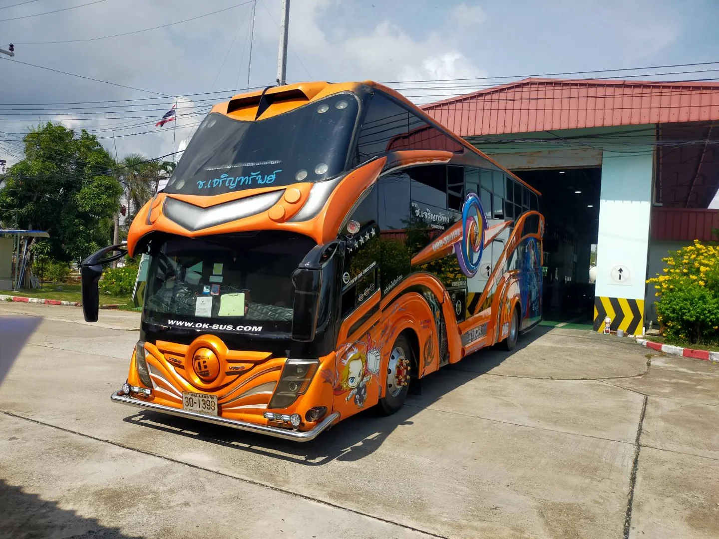 รถทัวร์สีส้ม มุมด้านหน้าและด้านข้าง